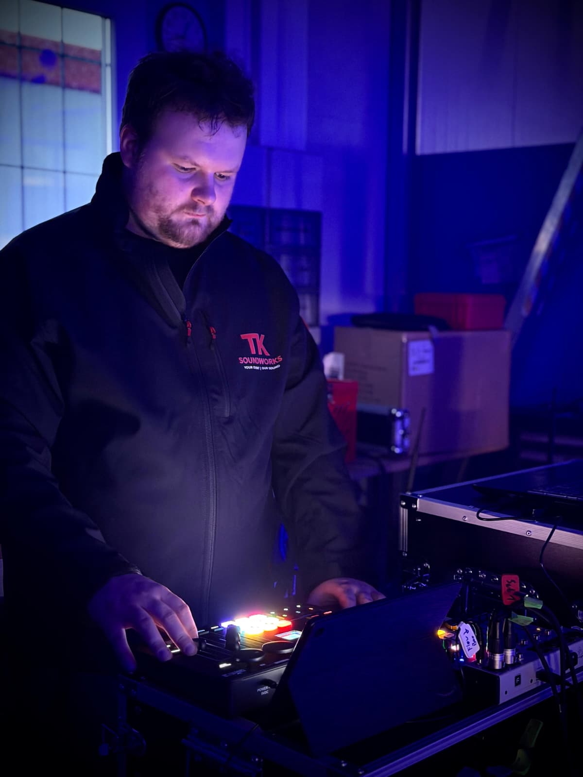 Tim von TK SOUNDWORKS an der Veranstaltungstechnik